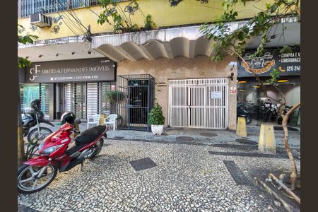 Apartamento à venda com 131m², 3 quartos e 1 vaga Apartamento à venda com 131m², 3 quartos e 1 vagaFachada e portaria