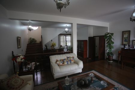 Casa à venda com 360m², 4 quartos e 6 vagasSala