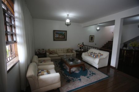 Casa à venda com 360m², 4 quartos e 6 vagasSala