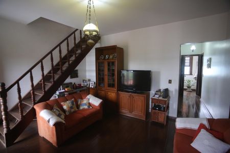 Casa à venda com 360m², 4 quartos e 6 vagasSala tv