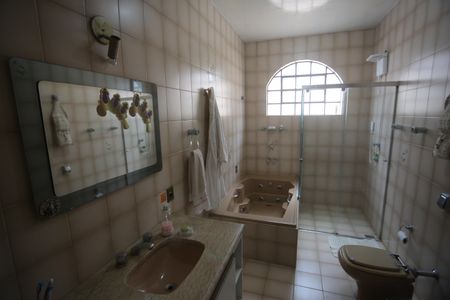 Casa à venda com 360m², 4 quartos e 6 vagasBanheiro 2