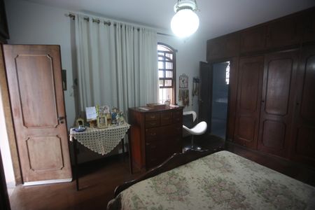 Casa à venda com 360m², 4 quartos e 6 vagasSuite