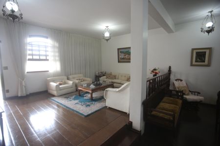 Casa à venda com 360m², 4 quartos e 6 vagasSala