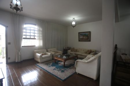 Casa à venda com 360m², 4 quartos e 6 vagasSala