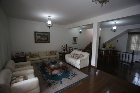 Casa à venda com 360m², 4 quartos e 6 vagasSala