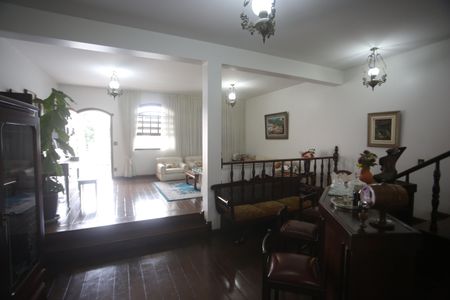 Casa à venda com 360m², 4 quartos e 6 vagasSala