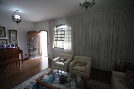 Casa à venda com 360m², 4 quartos e 6 vagasSala