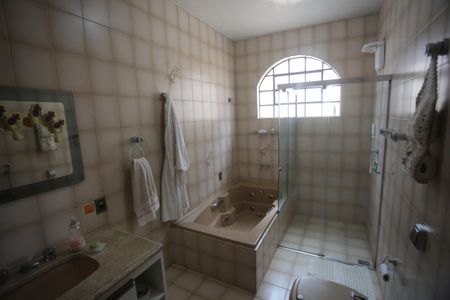 Casa à venda com 360m², 4 quartos e 6 vagasBanheiro 2