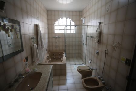 Casa à venda com 360m², 4 quartos e 6 vagasBanheiro 2