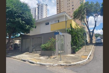 Casa à venda com 222m², 3 quartos e 2 vagasFachada