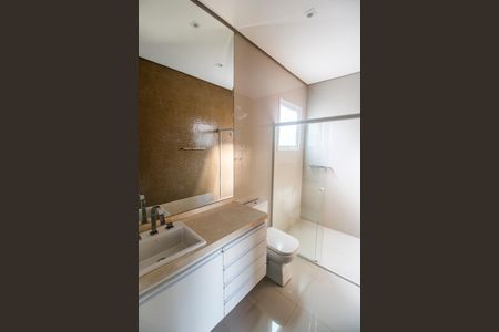 Casa de condomínio à venda com 309m², 5 quartos e 4 vagas Casa de condomínio à venda com 309m², 5 quartos e 4 vagasBanheiro da Suíte