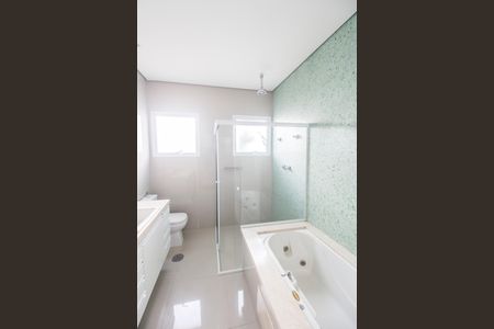 Casa de condomínio à venda com 309m², 5 quartos e 4 vagas Casa de condomínio à venda com 309m², 5 quartos e 4 vagasBanheiro da Suíte