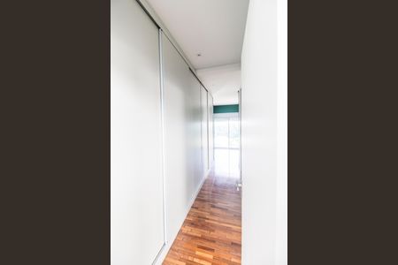 Casa de condomínio à venda com 309m², 5 quartos e 4 vagas Casa de condomínio à venda com 309m², 5 quartos e 4 vagasCloset da suíte