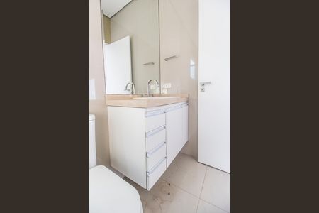 Casa de condomínio à venda com 309m², 5 quartos e 4 vagas Casa de condomínio à venda com 309m², 5 quartos e 4 vagasBanheiro da Suíte