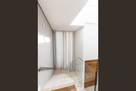 Casa de condomínio à venda com 309m², 5 quartos e 4 vagas Casa de condomínio à venda com 309m², 5 quartos e 4 vagasEscada