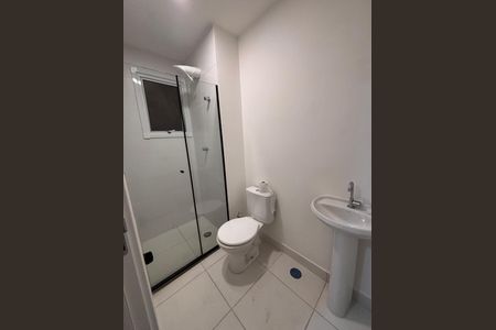 Banheiro de apartamento para alugar com 1 quarto, 29m² em Parque Industrial Tomas Edson, São Paulo