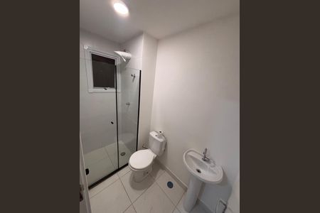 Banheiro de apartamento para alugar com 1 quarto, 29m² em Parque Industrial Tomas Edson, São Paulo