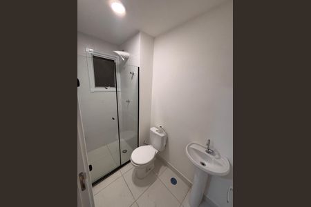 Banheiro de apartamento para alugar com 1 quarto, 29m² em Parque Industrial Tomas Edson, São Paulo