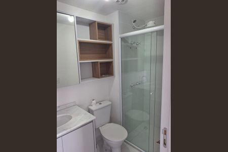 Banheiro de kitnet/studio para alugar com 1 quarto, 25m² em Pinheiros, São Paulo
