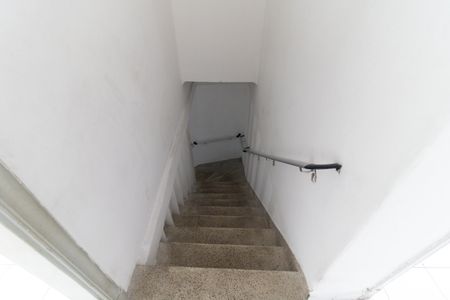 Casa à venda com 100m², 2 quartos e 2 vagas Casa à venda com 100m², 2 quartos e 2 vagasEscada