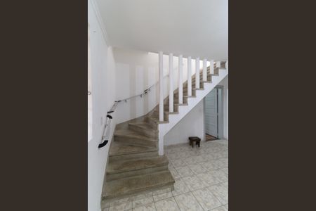 Casa à venda com 100m², 2 quartos e 2 vagas Casa à venda com 100m², 2 quartos e 2 vagasEscada