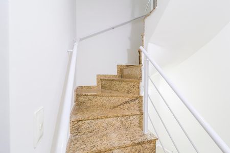 Casa de condomínio à venda com 115m², 3 quartos e 1 vagaEscada