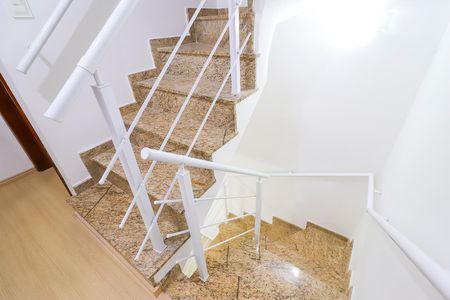 Casa de condomínio à venda com 115m², 3 quartos e 1 vagaEscada