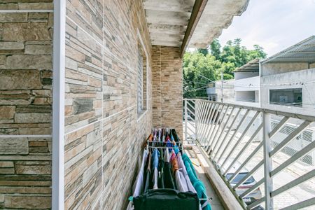 Casa à venda com 130m², 4 quartos e 2 vagas Casa à venda com 130m², 4 quartos e 2 vagasVaranda