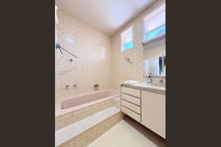 Casa à venda com 320m², 4 quartos e 2 vagasBanheiro da Suíte