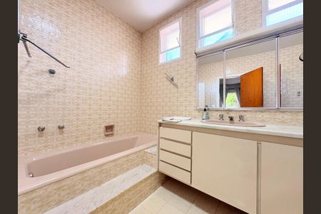 Casa à venda com 320m², 4 quartos e 2 vagasBanheiro da Suíte