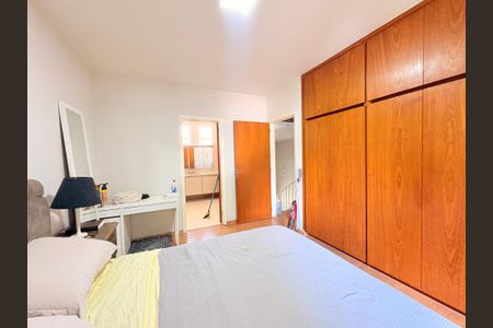 Casa à venda com 320m², 4 quartos e 2 vagasSuíte