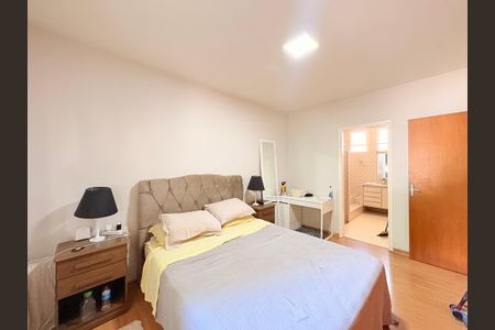 Casa à venda com 320m², 4 quartos e 2 vagasSuíte