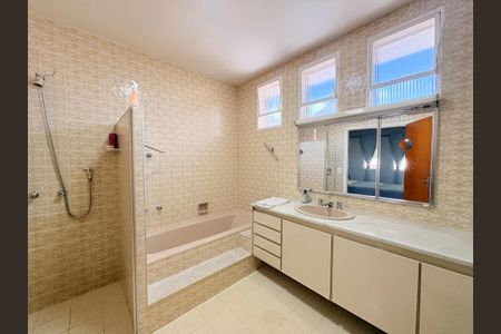 Casa à venda com 320m², 4 quartos e 2 vagasBanheiro da Suíte