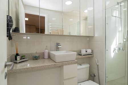 Studio para alugar com 30m², 1 quarto e 1 vaga Studio para alugar com 30m², 1 quarto e 1 vagaBanheiro