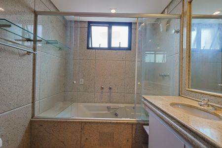 Apartamento à venda com 170m², 4 quartos e 4 vagas Apartamento à venda com 170m², 4 quartos e 4 vagasBanheiro da Suíte 2