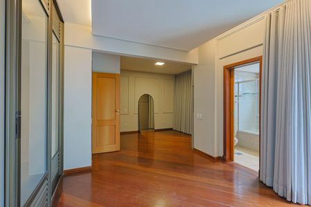 Apartamento à venda com 170m², 4 quartos e 4 vagas Apartamento à venda com 170m², 4 quartos e 4 vagasQuarto 3 - Suíte