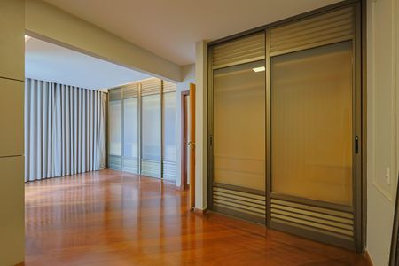 Apartamento à venda com 170m², 4 quartos e 4 vagas Apartamento à venda com 170m², 4 quartos e 4 vagasQuarto 3 - Suíte