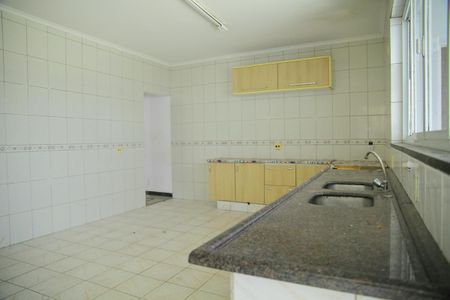 Casa para alugar com 690m², 4 quartos e 2 vagasCozinha 