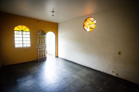 Sala de casa à venda com 3 quartos, 230m² em Califórnia, Belo Horizonte