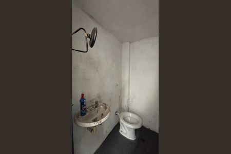 Casa à venda com 374m², 5 quartos e 2 vagas Casa à venda com 374m², 5 quartos e 2 vagasQuintal - Banheiro