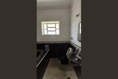 Casa à venda com 374m², 5 quartos e 2 vagas Casa à venda com 374m², 5 quartos e 2 vagasBanheiro