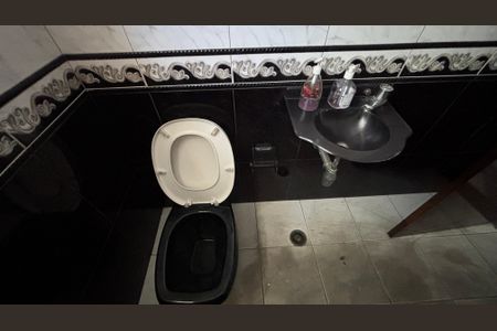 Casa à venda com 374m², 5 quartos e 2 vagas Casa à venda com 374m², 5 quartos e 2 vagasBanheiro