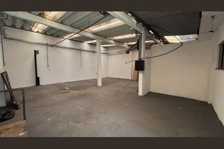 Casa à venda com 374m², 5 quartos e 2 vagas Casa à venda com 374m², 5 quartos e 2 vagasQuintal - Garagem