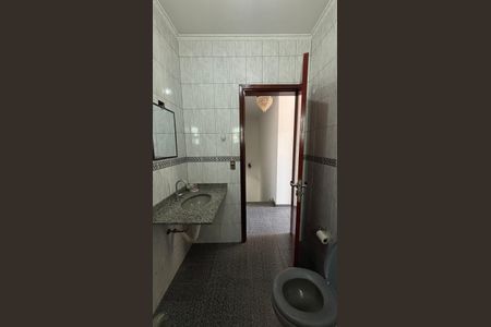 Casa à venda com 374m², 5 quartos e 2 vagas Casa à venda com 374m², 5 quartos e 2 vagasBanheiro