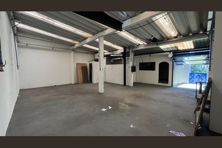 Casa à venda com 374m², 5 quartos e 2 vagas Casa à venda com 374m², 5 quartos e 2 vagasQuintal - Garagem