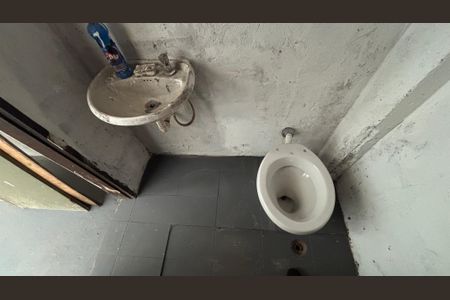 Casa à venda com 374m², 5 quartos e 2 vagas Casa à venda com 374m², 5 quartos e 2 vagasQuintal - Banheiro