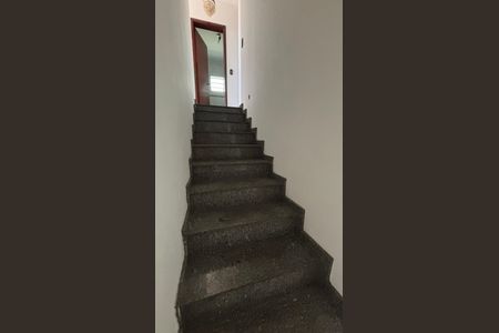 Casa à venda com 374m², 5 quartos e 2 vagas Casa à venda com 374m², 5 quartos e 2 vagasEscada