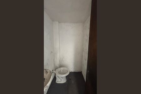 Casa à venda com 374m², 5 quartos e 2 vagas Casa à venda com 374m², 5 quartos e 2 vagasQuintal - Banheiro