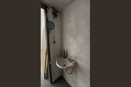 Casa à venda com 374m², 5 quartos e 2 vagas Casa à venda com 374m², 5 quartos e 2 vagasQuintal - Banheiro