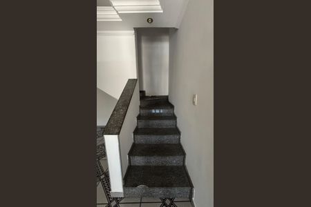 Casa à venda com 374m², 5 quartos e 2 vagas Casa à venda com 374m², 5 quartos e 2 vagasEscada